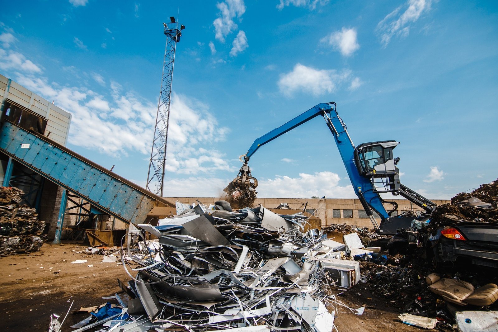 ساحة شراء السكراب والخردة المعدنية في خميس مشيط وأبها